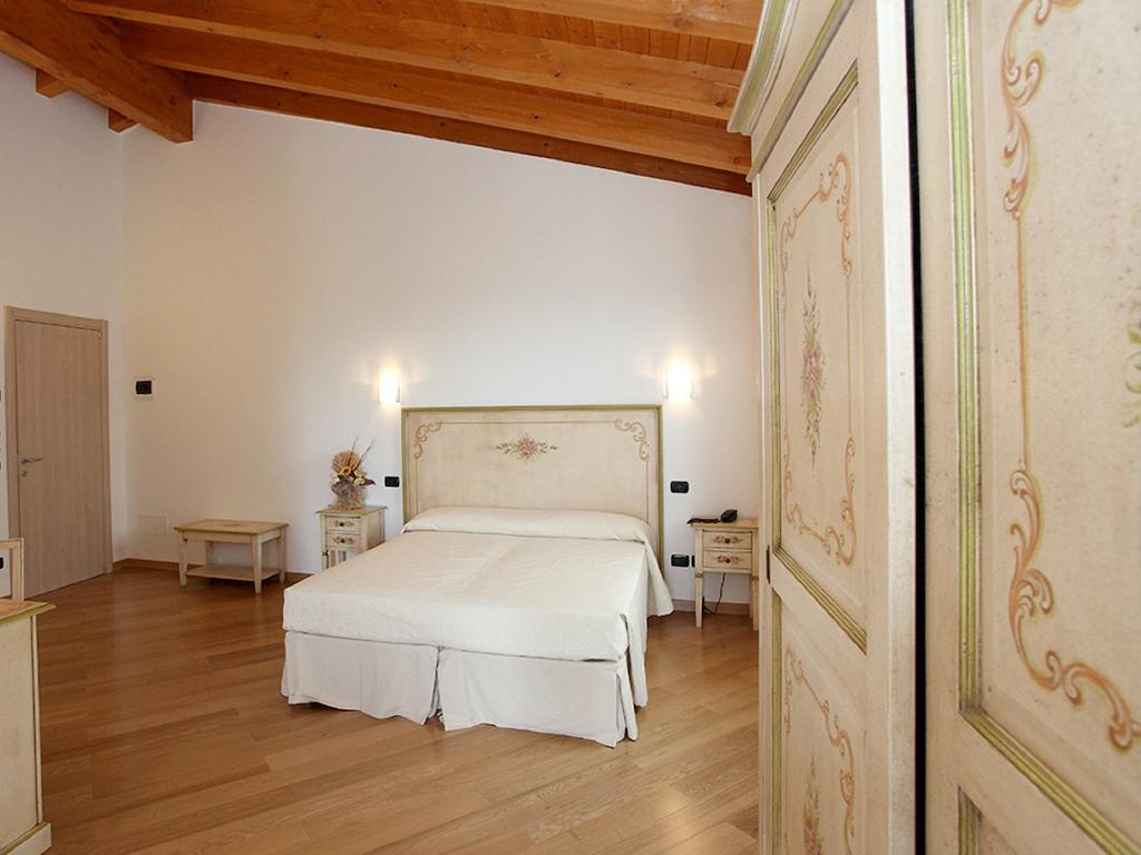 Relais Fontana Rosa B&B Wellness Caprino Veronese Værelse billede